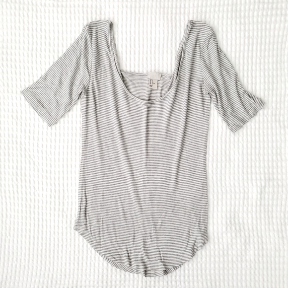H&M gray white pinstripe scoop neck tee 12 - Picture 1 of 3